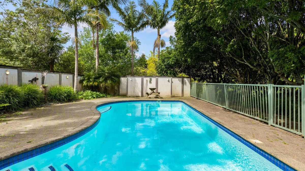 Manurewa House | Poolside Paradise Awaits You