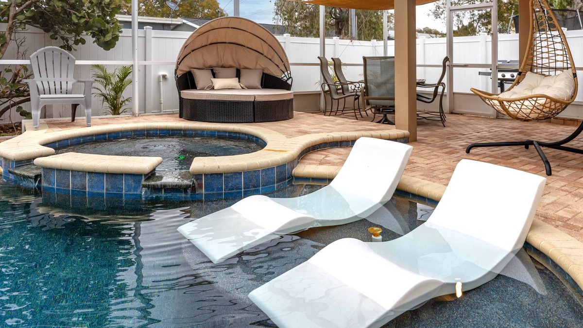 Anona House | Poolside Paradise close to Clearwater 5br 2bath sleeps 12 with heated pool