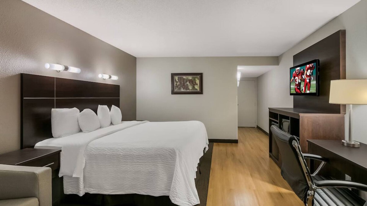 Ashley Oaks Hotel | Poolside Room Ideal for Romantic Couple Retreat | Free Breakfast