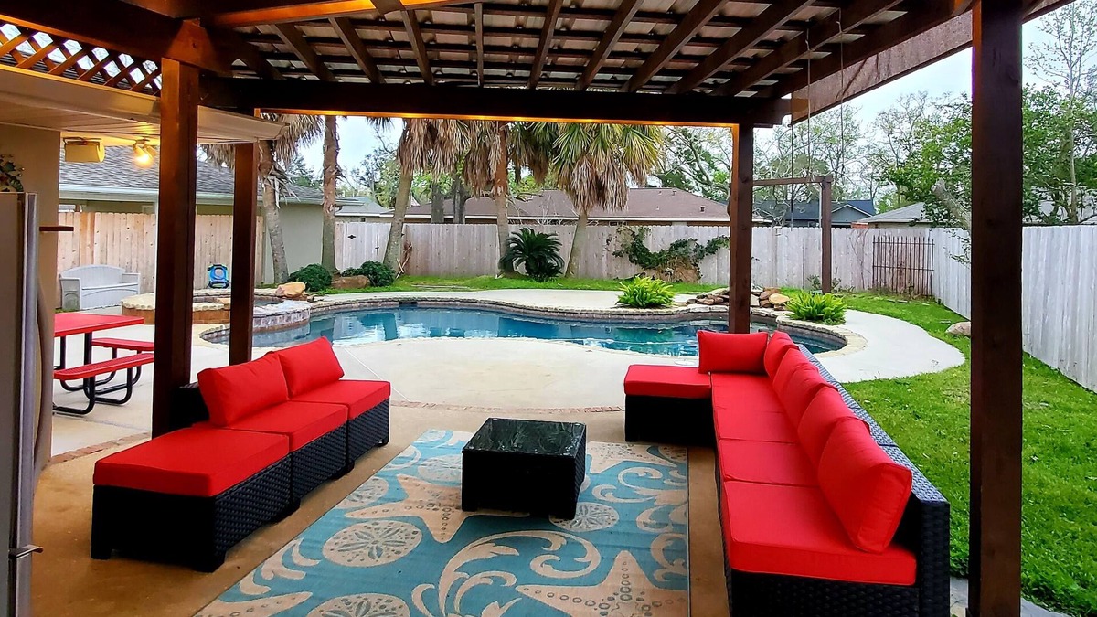Lake Charles House | Poolside Triple Suite Retreat near casinos