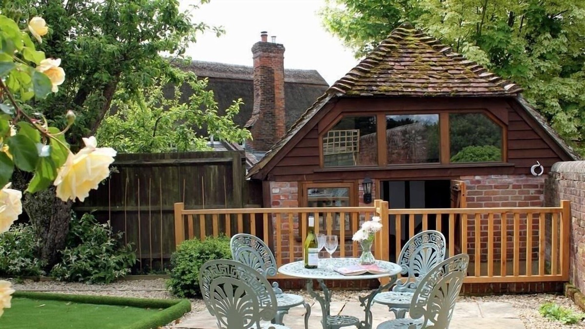 Downton Cottage | POP'S BARN, pet friendly, with a garden in Downton, Wiltshire
