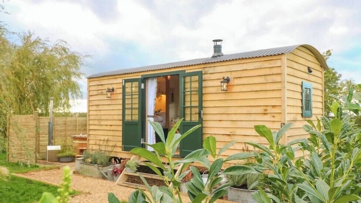 Redmile Cabin | Poppie's Shepherd's Hut - Wellness & Hot Tub