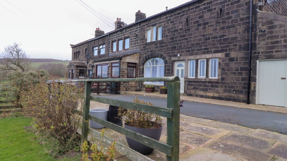 Wadsworth Cottage | POPPLES BARN, pet friendly, with a garden in Hebden Bridge