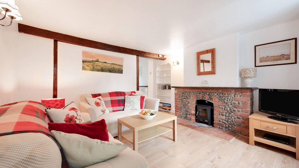 Briston House | Poppy Cottage - Three Bedroom House, Sleeps 5