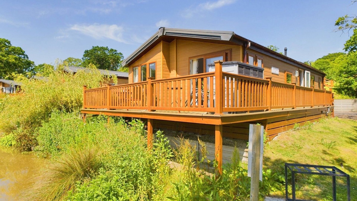 Ryde House | Poppy Lodge perfect for Bird Watching & Stargazing