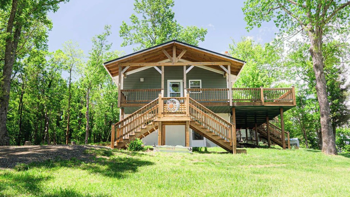 Piper Gap Cabin | Pops Cozy Cabin w/an incredible valley view. Gas firepit, full kitchen and more