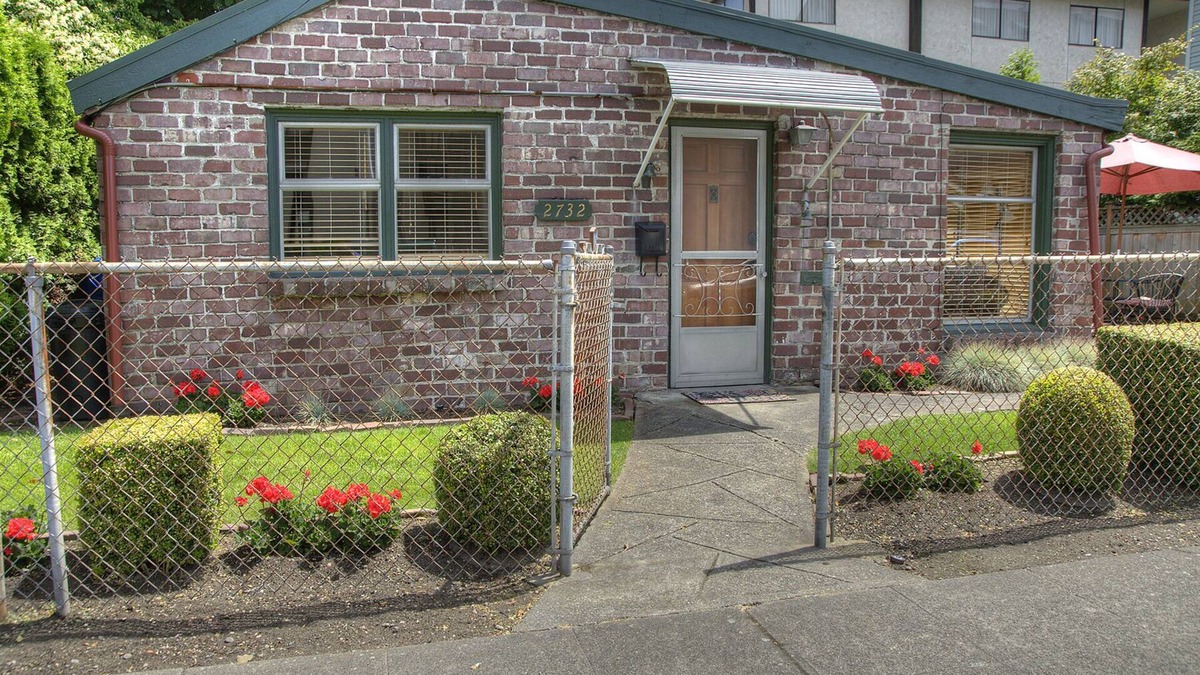Alki House | Popular Alki Beach Seattle Vacation House, Walk to Restaurants