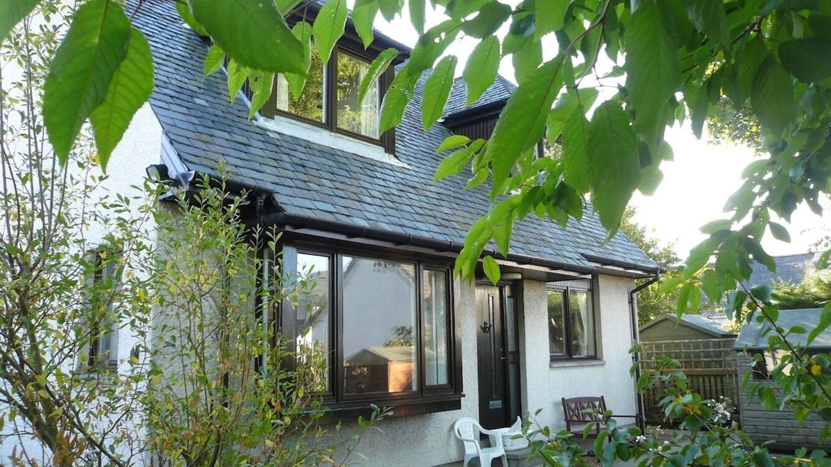 Ullapool Cottage | Popular Comfortable Well Equipped Cottage in Peaceful Ullapool Street w Parking