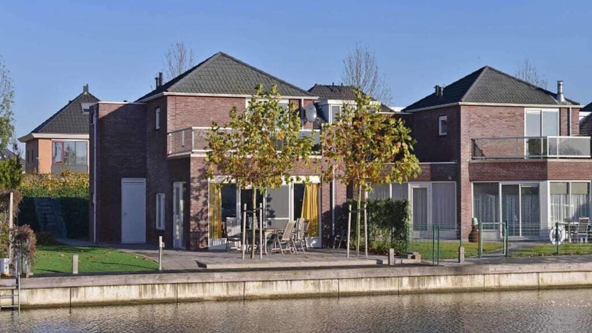 Oude-Tonge House | Popular house for tenants, orderly, neat and complete. The house has a view of the lake, an ideal lo