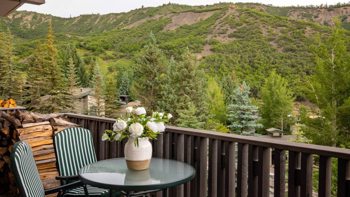 Snowmass Village Condo | Popular Snowmass Condo! Outdoor Pool & HT/Wood FP/Balcony/Grill. Elevator, Parking. Next to Village