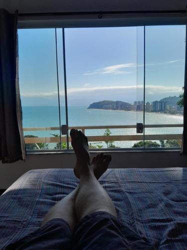 Caraguatatuba House | Por de sol no mar da cama