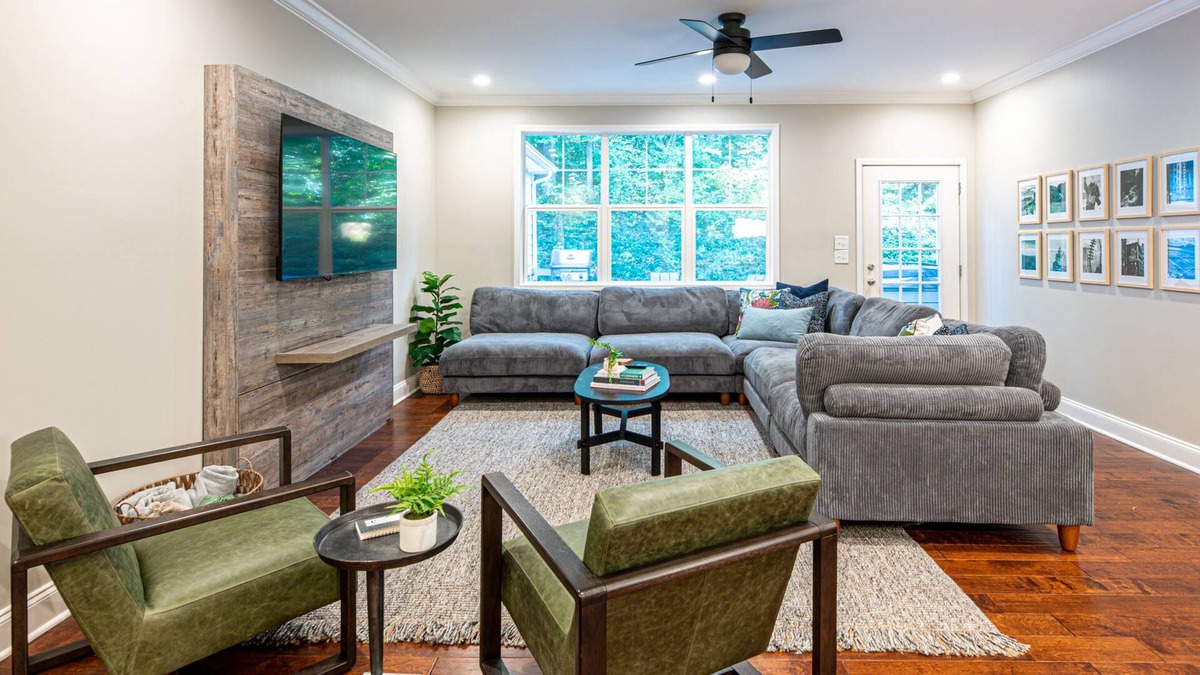 Ashley Oaks House | Porch Paradise~ Hot Tub~ Putting Lounge~ Sleeps 12
