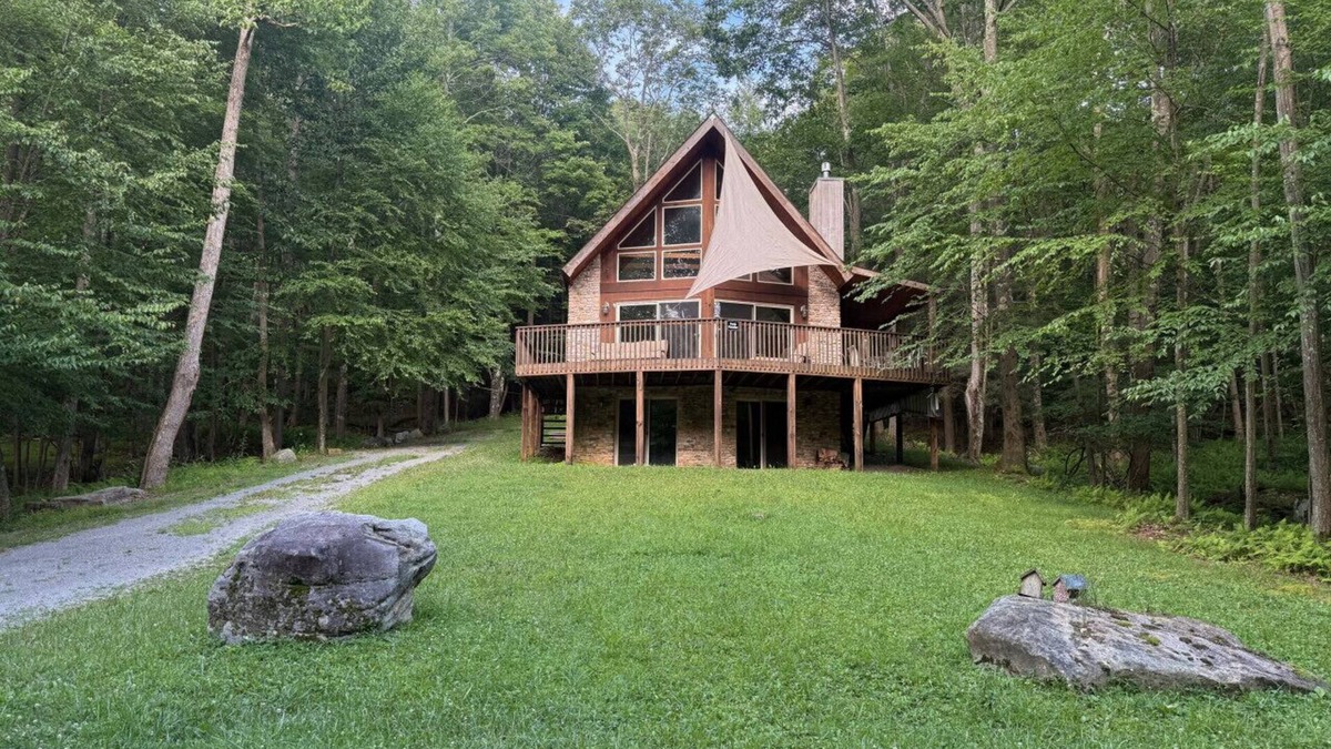 Alpine Lake House | Porch Paradise: Lake Access, Pet-Friendly, and Ultimate Family Fun – Sleeps 13!