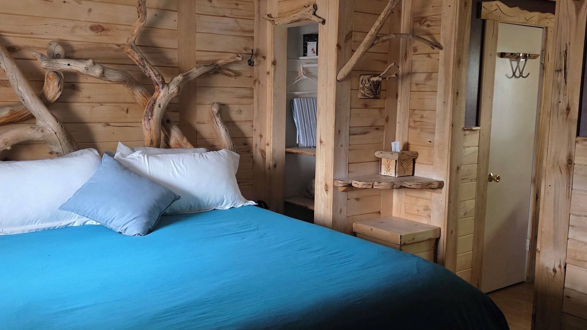 Cedaredge Cabin | “Porch Swings, Starry Skies, and Lodge Life You’ll Love” Unit 4 Cedaredge Lodge