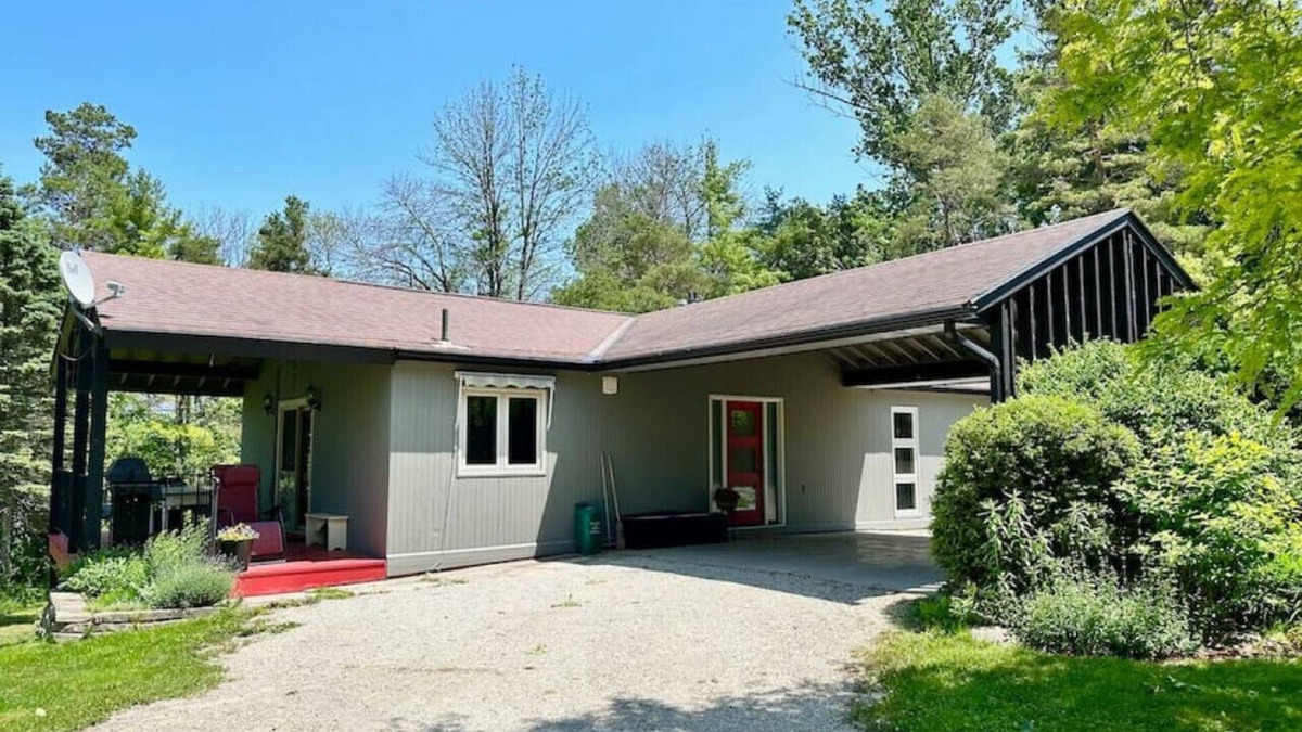Meaford House | Porchside Retreat: Sauna and Treeline Backyard