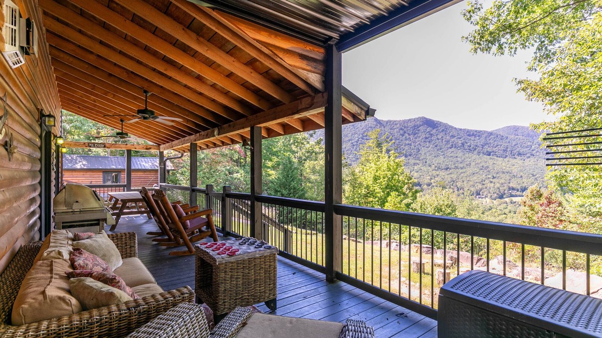 Frank Cabin | Porridge Pot - Log cabin with hot tub and arcade near Marion and Banner Elk!