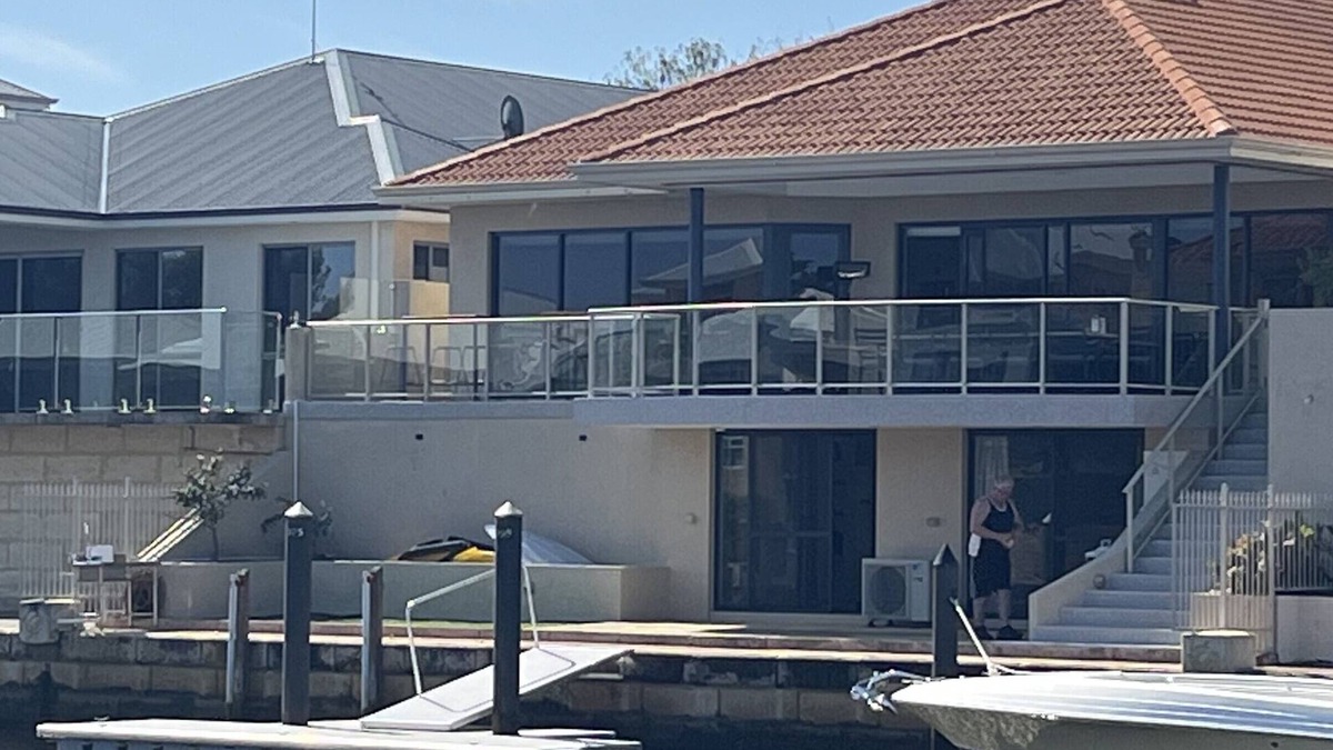 Wannanup House | Port Bouvard Escape – large canal home with private jetty