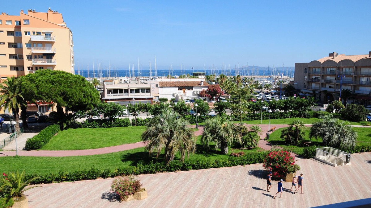 Toulon - Hyeres Apartment | Port d'Hyères, renovated studio, 3 people, terrace, sea view, 200m from the beach