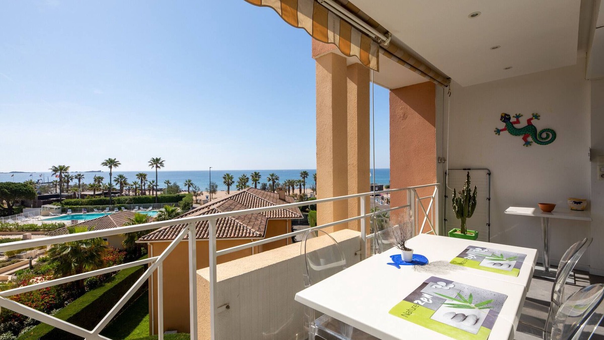 Frejus Port Apartment | Port FREJUS T3 70m2 double garage Sea view Direct access to the beach Swimming pool A dream stay for 4 privileged people