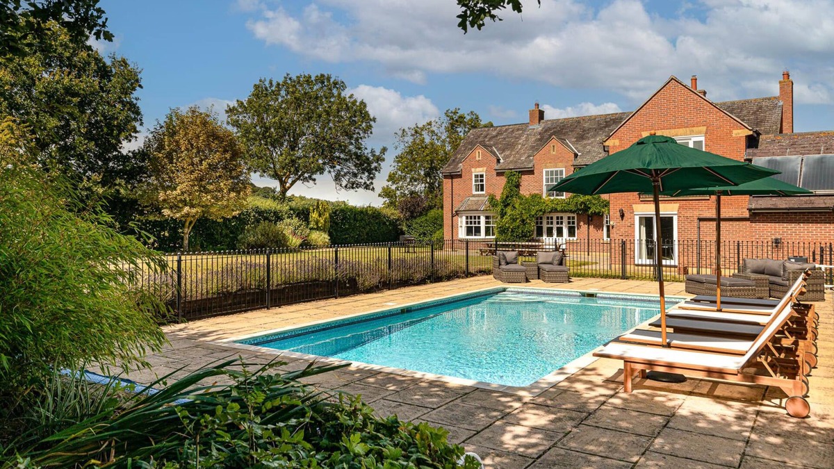 Medbourne House | Port Hill House with Heated Outdoor Pool