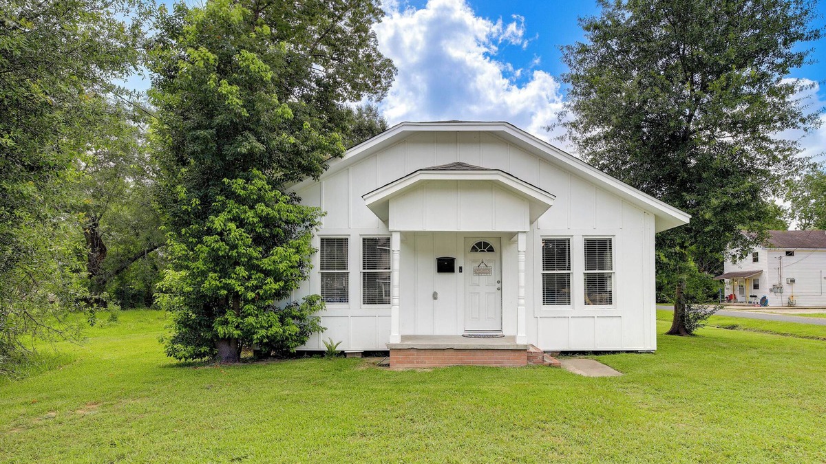 Port Neches House | Port Neches Home Rental: Walk to Tugboat Island!