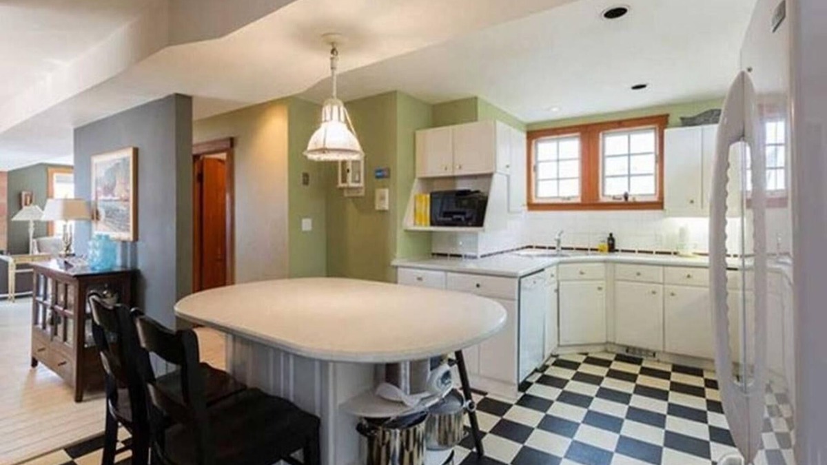 Port Stanley Cottage | Port Stanley Village 4BR – Walk to Little Beach, Lake Views w/Hot Tub