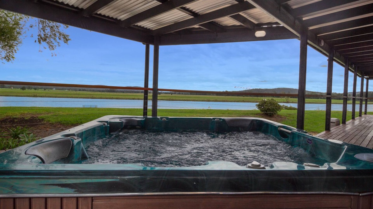 Eagleton House | Port Stephens Waterski Lodge - On the banks of the Williams River
