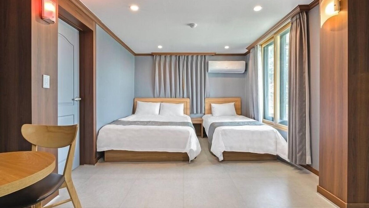 Sokcho Hotel | Port View