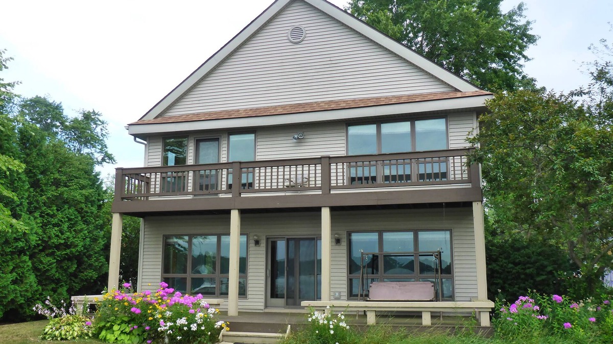 Pinckney House | Portage Lakefront - Great View & Location - 5 Bedrooms - 3 Baths - 2 Car Garage