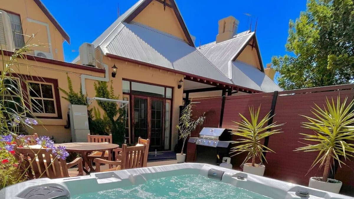 Albury House | Porters Cottage Classic