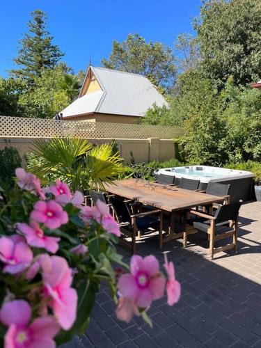 Albury House | Porters Cottage Oasis
