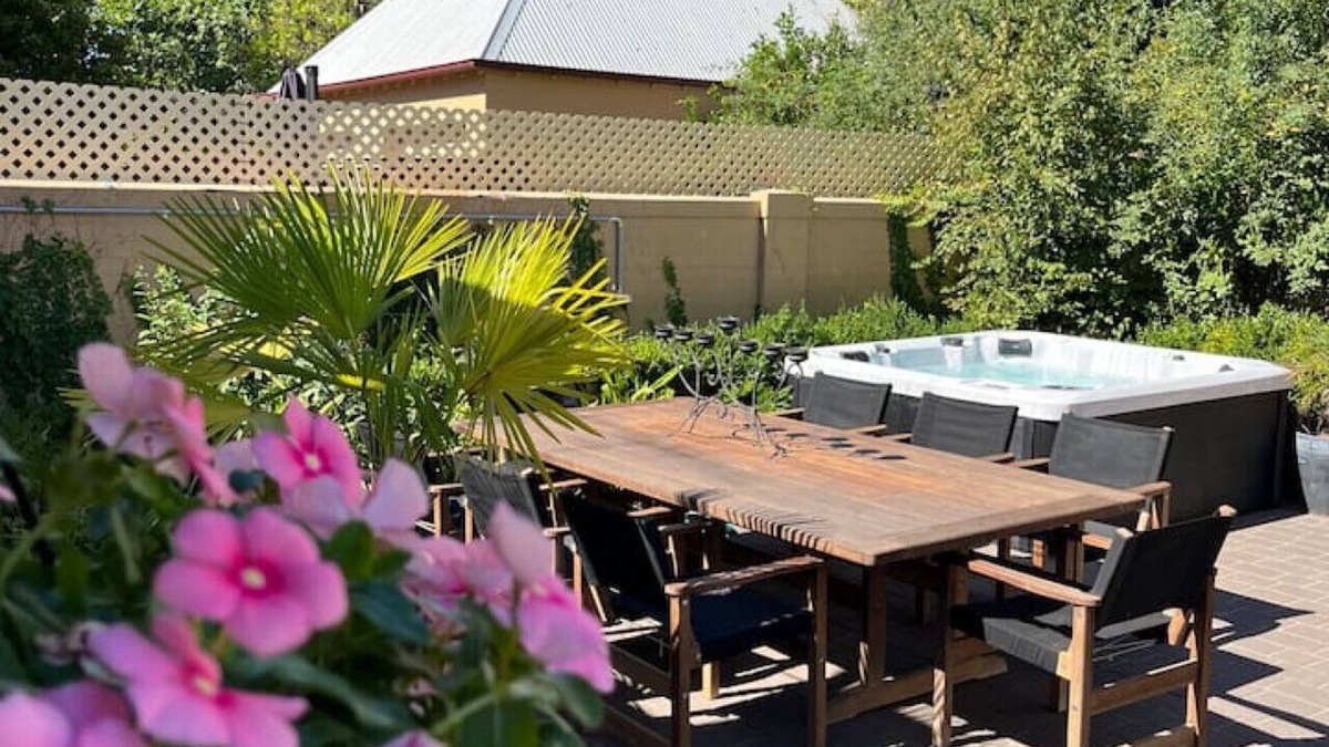 Albury House | Porters Cottage Oasis