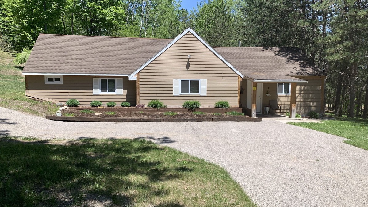 Gaylord House | Porter’s Place - cozy and quiet home centrally located in Northern Michigan.