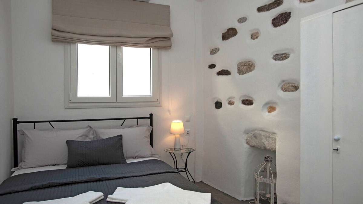 Parikia House | Portes View House Traditional Apartment in old town