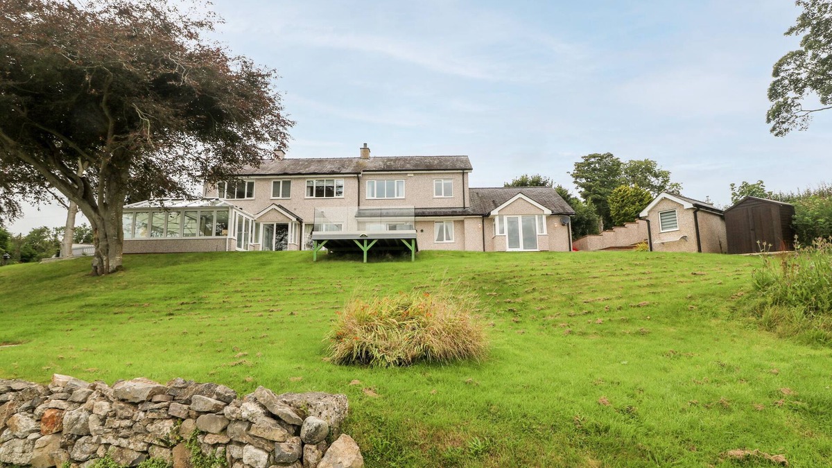 Pentraeth Cottage | PORTH LLONGDY UCHAF, family friendly, with open fire in Red Wharf Bay