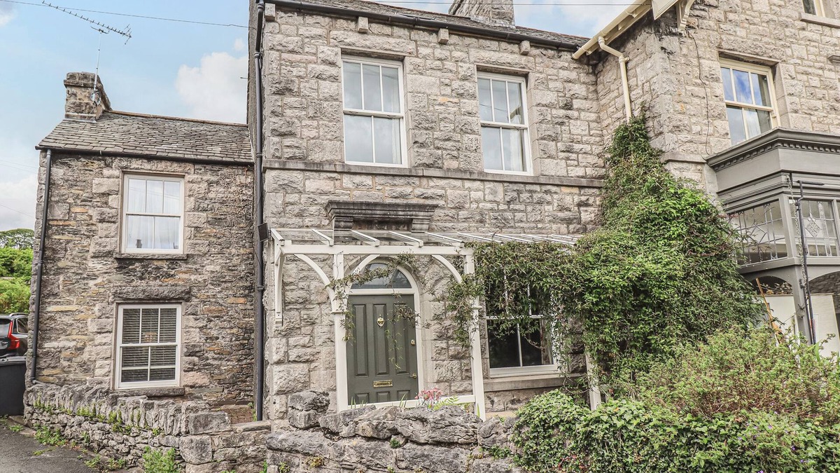 Lindale House | PORTOBELLO, pet friendly, with a garden in Lindale