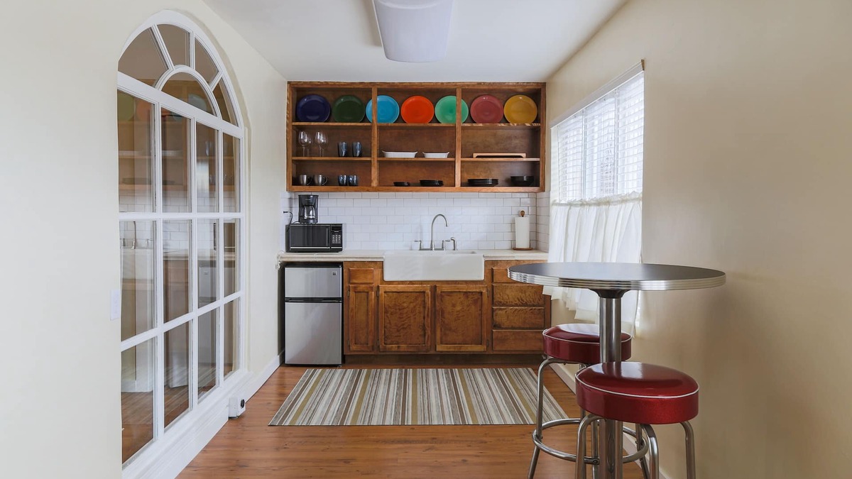 Kelseyville Apartment | Portrait Gallery, dntn Kville, Walk to Wine tasting/Restaurants/Antiques/Trails