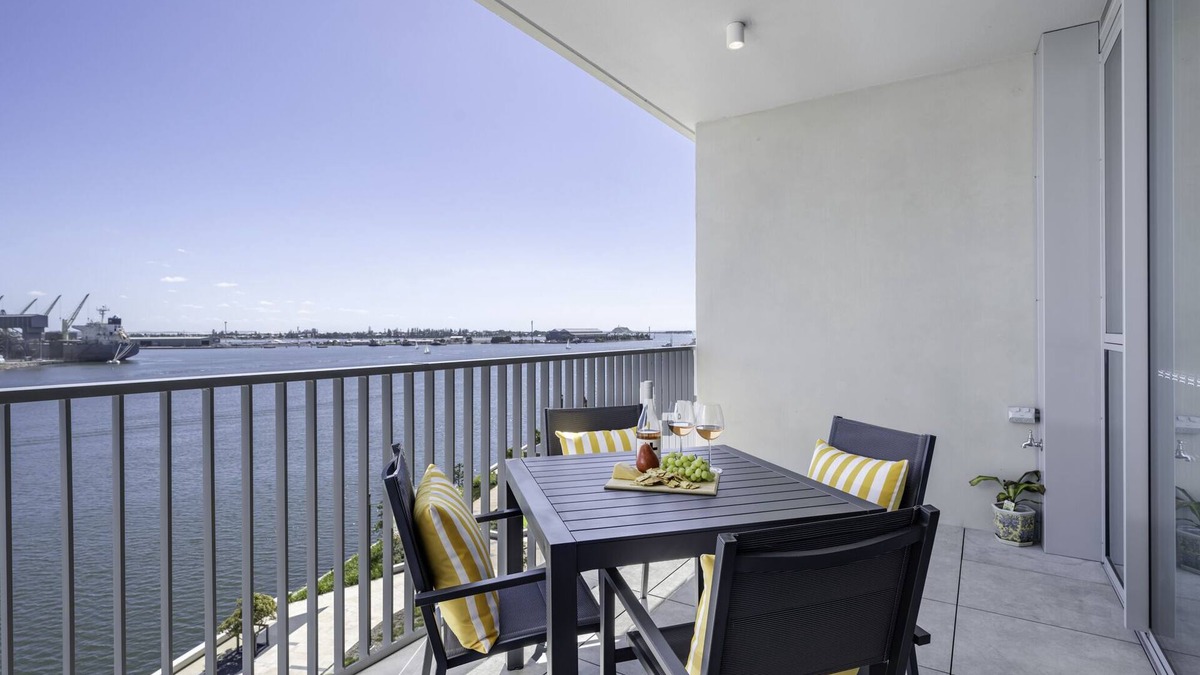 Newcastle Apartment | Portside On Honeysuckle - Harbour - CBD - Parking
