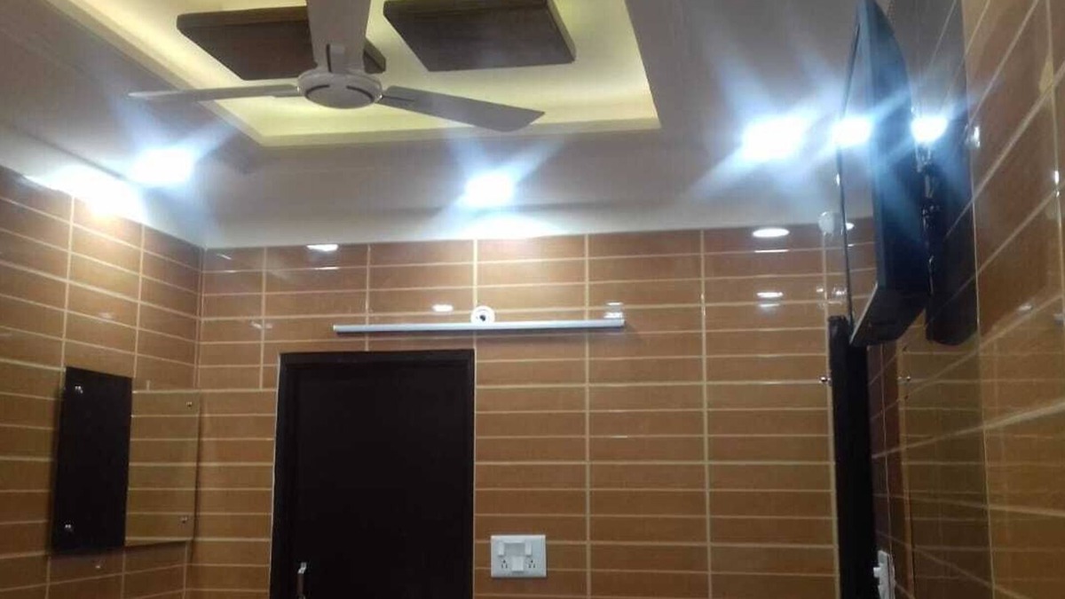 South Extension House | Posh south delhi foreigners place luxury room with kitchen