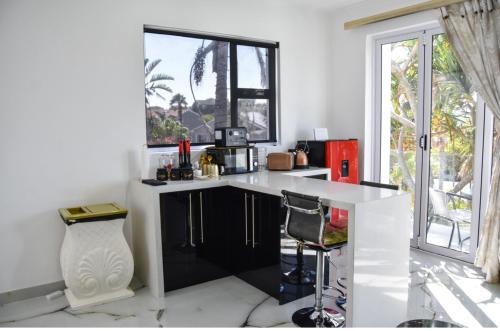 Humewood Apartment | Posh Spot Gold Unit beautiful Beach View Apartment Sleeps 2