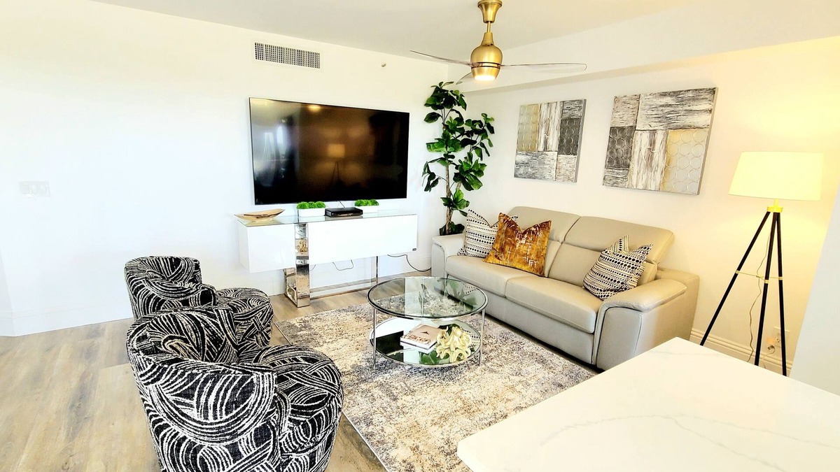 Bella Vista Condo | POSHPADZ -OceanView Villa-Resort Complex, Penthouse, Sleeps 4, Walk to Beach
