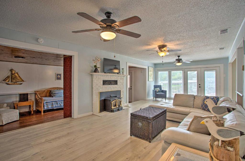 Graford House | Possum Kingdom Lakefront Home with Patio and Dock!