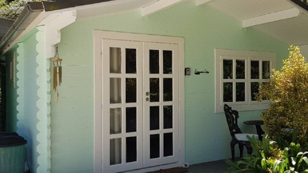 Leura Apartment | Possumwood Cottage is a studio accommodation ideal for singles or couples.