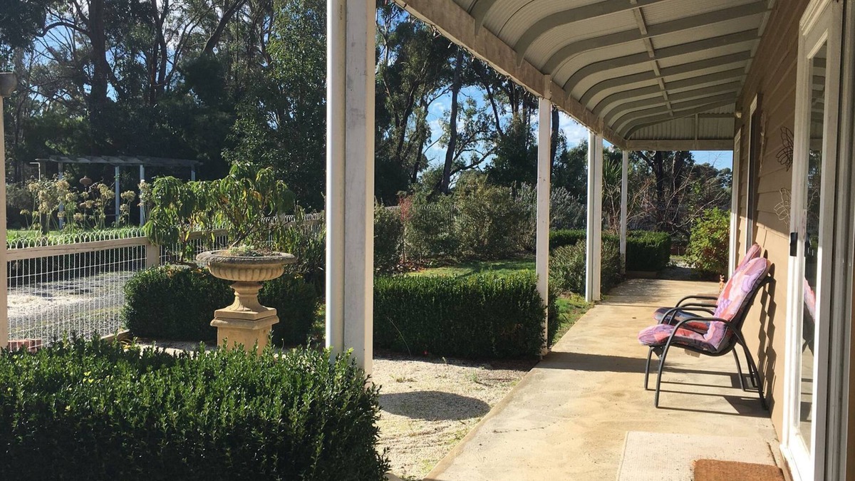 Ross Creek Cottage | Post Office Cottage- relax in peaceful surrounds.