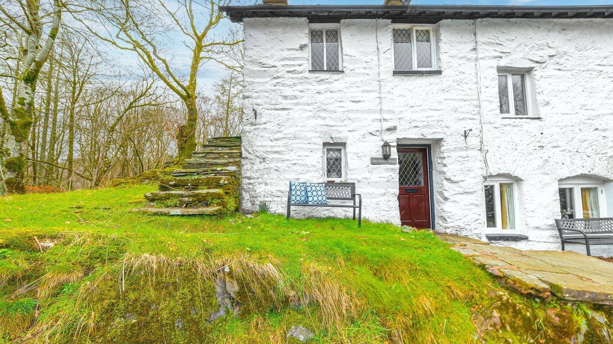 Broughton Mills Cottage | Potter's Wheel - sleeps 4, private lake access, dog friendly and parking