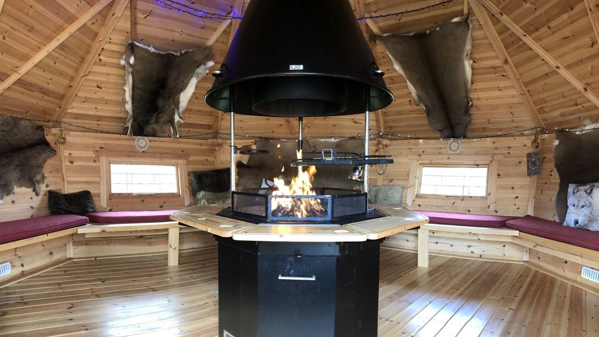 Burton on Trent Cottage | Potter’s Lodge Luxury Yurt at Peake’s Retreats glampsite, sleeps 6 with hot tub