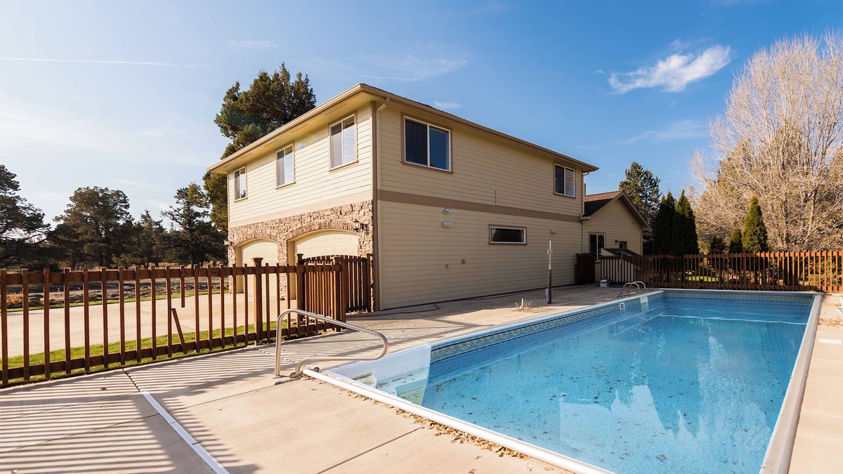 Old Farm District House | Powell by AvantStay | Secluded Home only 10 Mins from DT Bend w/Hot Tub