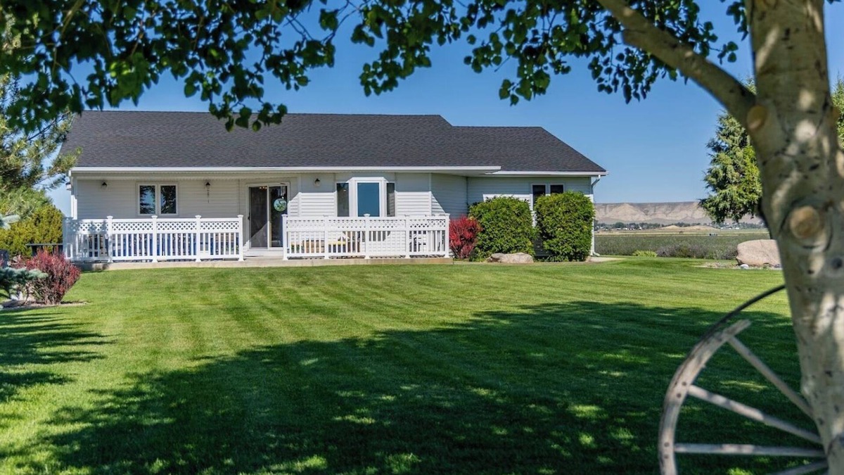 Powell House | Powell Farmstead Retreat- rural setting in town, dog friendly