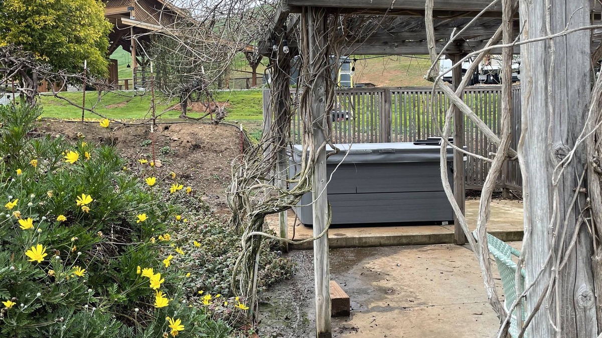 Exeter House | Powell Ranch Enjoy jacuzzi on beautiful farm