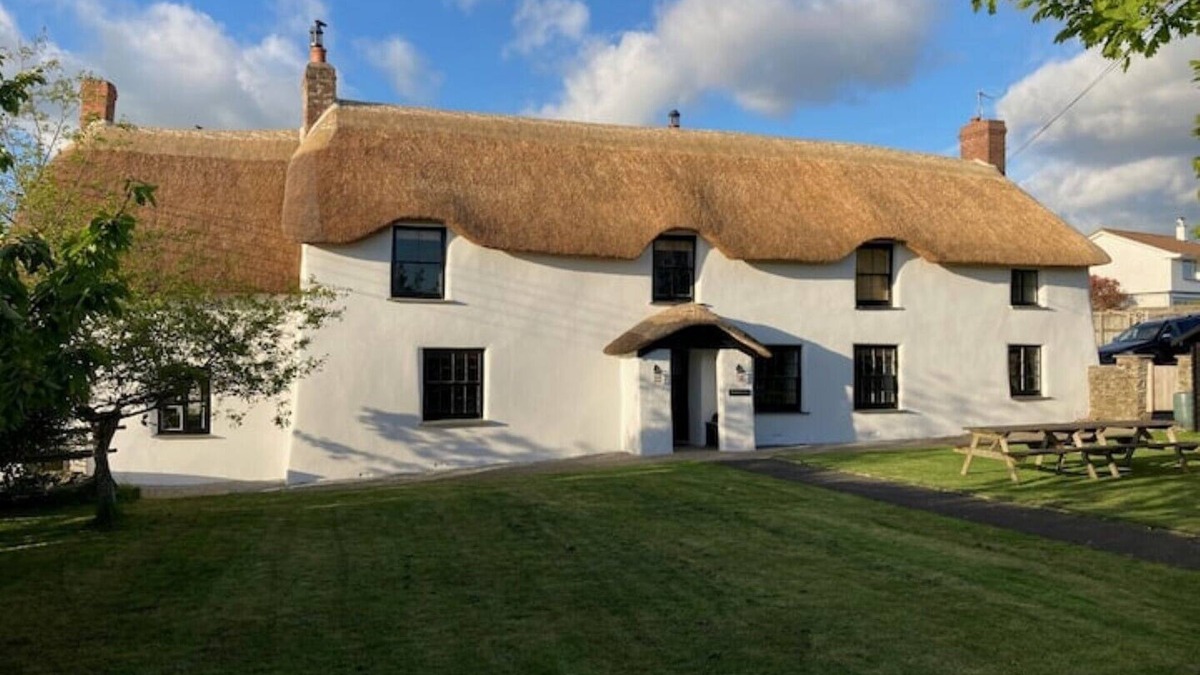 Braunton House | Poyers Thatched Farmhouse with Hot Tub